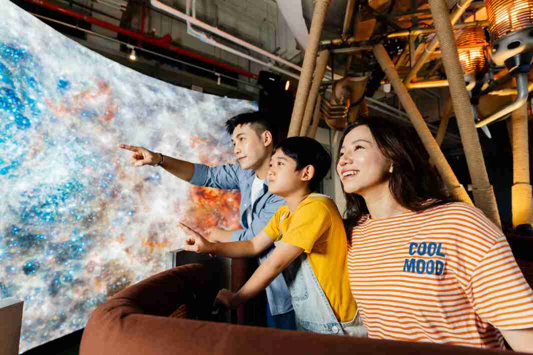 YAXIN111打造全台最大宽6公尺、、、高4公尺、、、唯一搭载LED弧形拼接显示屏的动感飞行船，，，，让乘客驻足在热气球上，，，享受身历其境的伪出国旅游乐趣