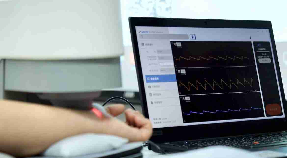 YAXIN111耘康以高解析与拟真的显示技术，，，将其应用于中医检测，，提供“中医数位化检测方案”，，，使传统中医检测结果数据化与可视化