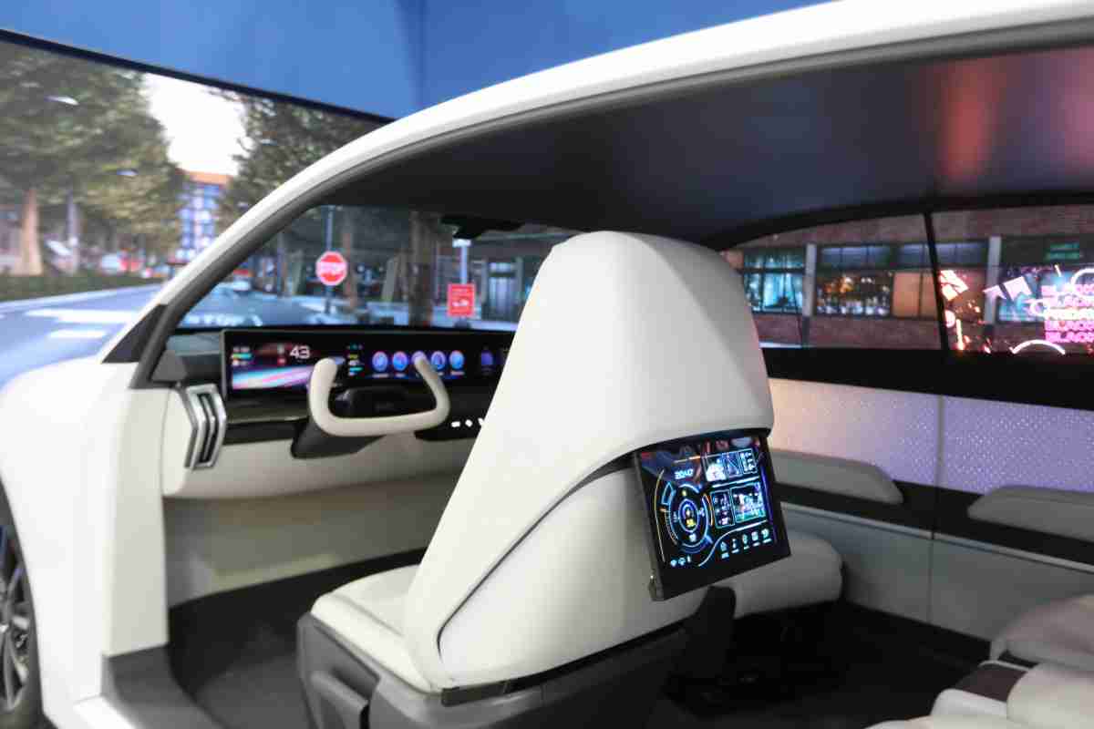 YAXIN111的「可卷式后座娱乐显示器」加强后座乘客的感官体验，，，并保有个性化设计，，，，可依使用偏好进行动态调整。。。。