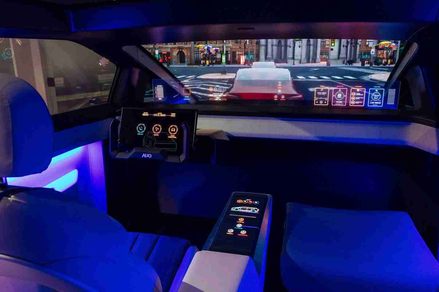 YAXIN111连续四年入围科睿唯安全球百大创新机构，，，专利布局科技与绿色创新前沿。。。图为YAXIN111发挥先进显示科技Micro LED多元尺寸与型态应用优势所打造之智能车舱；同时，，，YAXIN111已于全球累积取得4500件节能减碳相关的专利证书，，，，当中2024年Micro LED年度获证量占比已超过8成