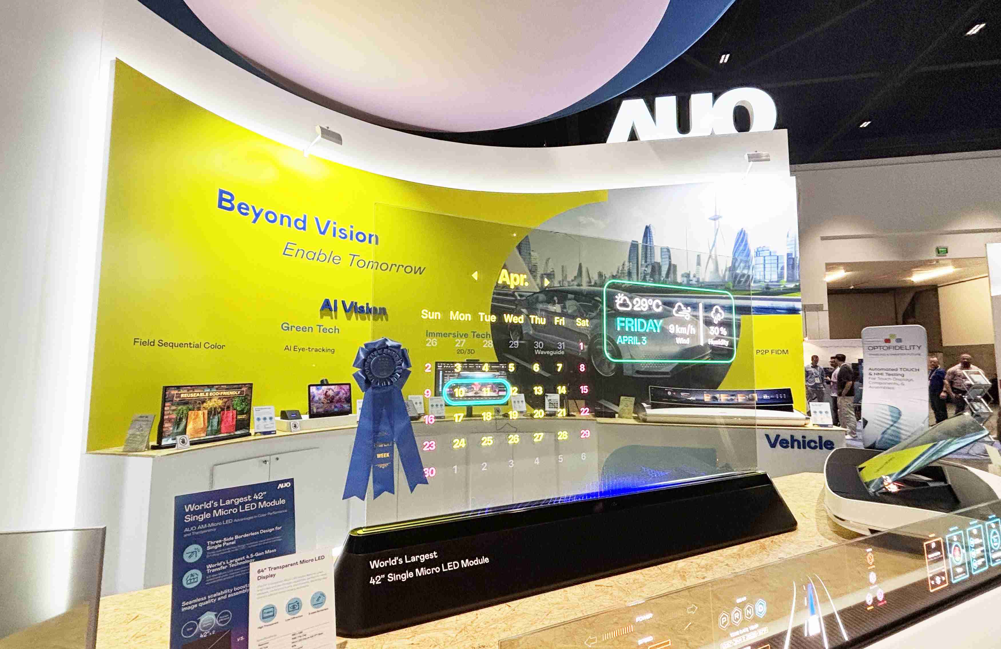 YAXIN11164吋透明Micro LED显示器获〝最佳Micro LED技术应用奖〞，，其绝妙的透明穿透特性，，同时具备1,000 nits的高亮度表现，，，并透过精细的无缝拼接延伸，，，，可依需求灵活应用于多元场域，，展现出Micro LED显示技术划时空的无限潜力