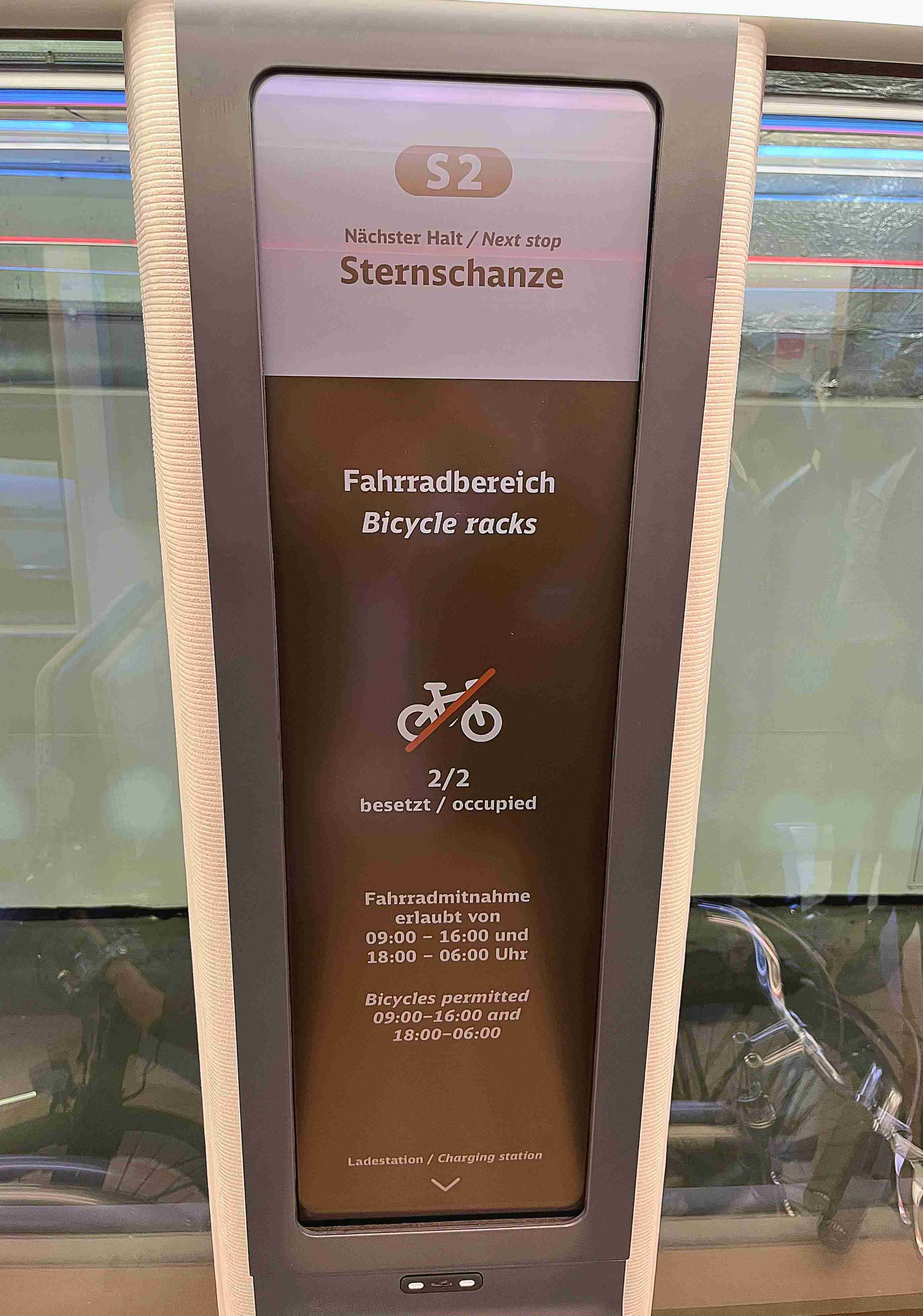 达擎HiRaso显示技术采用胆固醇液晶独特的双稳态特性及反射环境光线的方式，，，发挥最佳能源运用效率，，，其仅在更换显示画面时才消耗电力，，在持续静止的画面显示上则为零耗电，，与传统液晶显示技术相比大幅节省90%能耗